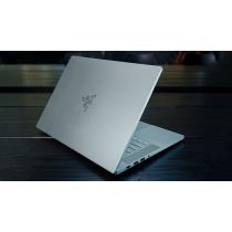 Razer Blade 15 Mecury White | i7 10750H | RTX 2070 | 4K OLED | Base Razer Blade 15 Mecury White | i7 10750H | RTX 2070 | 4K OLED | Base